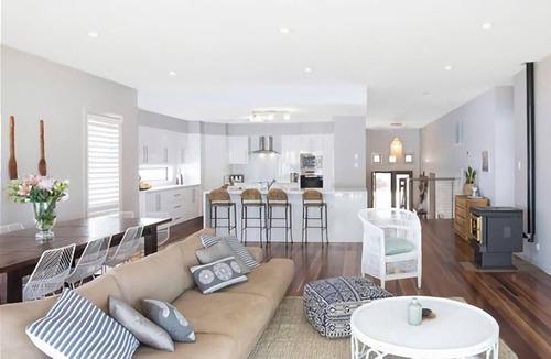Summerland Point House | Adrift - Waterfront entertainer with Shared Jetty