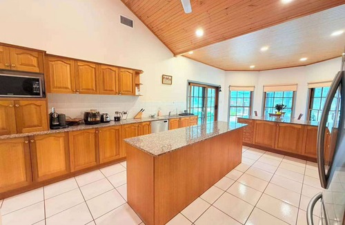 Worrigee House | Affordable Queen Room in Large Farmhouse