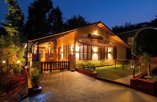 Virarajendrapet House | Alaya Stay Twisted Tree with Pool