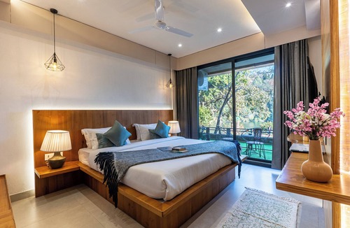 Naukuchiyatal Hotel | ALAYA STAYS Lakefront Suite Naukuchiatal