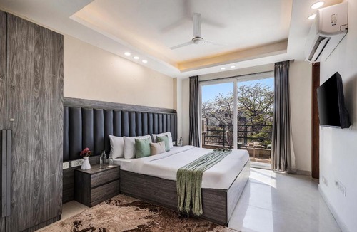 Sushant Lok Apartment | Alaya Stays Liv Regalia Suites, Golf Course Rd near galleria