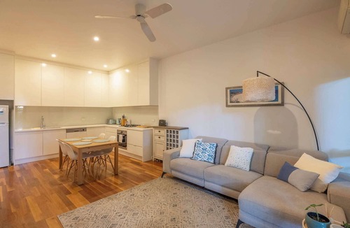 Camperdown Apartment | Alfresco Modern Camperdown Apartment w/Parking