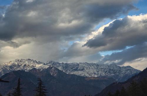 Shangarh House | Alpine Lodge And Stays