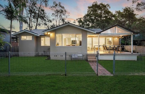 Budgewoi House | Amazing views from this lakeside house surrounded by nature and near the ocean