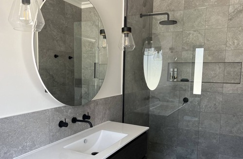 Mount Panorama House | Ambleside Retreat - Mt Panorama Racing Circuit. Stay on Conrod Straight!