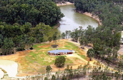 Moama House | Ammia Bend - 6 Bedrooms -Right on the Murray- Sleeps 12 Guests.