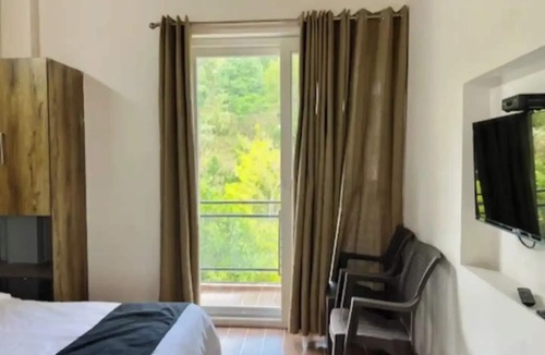 Naukuchiyatal Cottage | An independent Cottage with mountain view and 10 minutes walk from the lake.