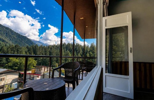 Manali House | Apple Flower Hotel - Personal Balcony, Lift, Garden and Mountain View