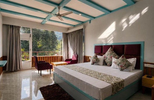 Manali House | Apple Flower Hotel - Personal Balcony, Lift, Garden and Mountain View