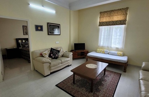 Shaikpet Apartment | APT 8 3-bedroom apartment in adorable Hyderabad with WiFi, AC