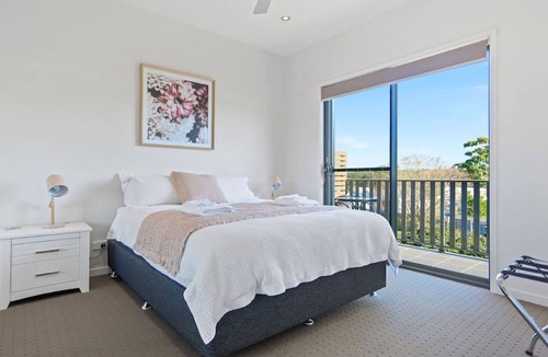 Huskisson House | Aqua Shores 3 Bedroom - Newly renovated with Wifi, Linen, Netflix and AC