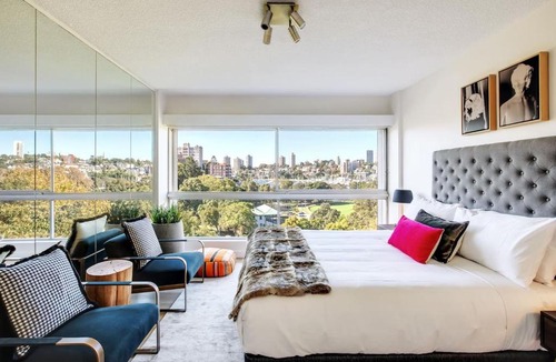 Rushcutters Bay Apartment | 'Aquarius Rising' Poolside in Rushcutters Bay