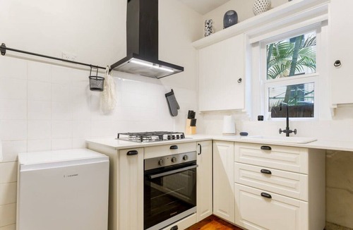 Manly Apartment | Art Deco Apartment Meters Away From The Beach