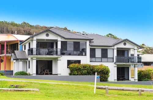 Crescent Head House | AS NEW SPARKLING 3 BEDROOM TOWNHOUSES ON THE GOLF COURSE