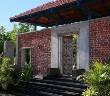 Ibrahimpatan House | Atmos Coquitos, Kerala themed manduva courtyard