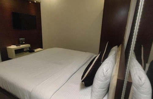 Aluva Hotel | Aura Suites Rooms & Serviced Apartments Aluva