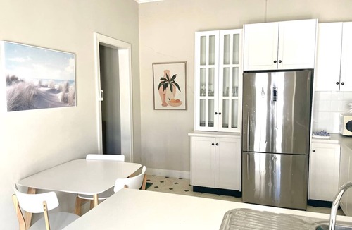 Wagga Wagga House | "Ava" on fox St. Entire central residence in peaceful st with yard & 5G WIFI