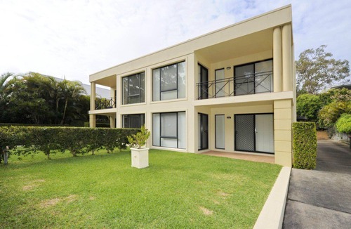 Corlette House | Bagnall Views, 2/161 Government Rd - Stylish & modern duplex across the road to the waters edge
