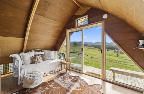 Valery Cabin | Baker's Hut - Off-Grid, Fire Pit, Fire Bath, Cozy, Views, Sleeps 2-3