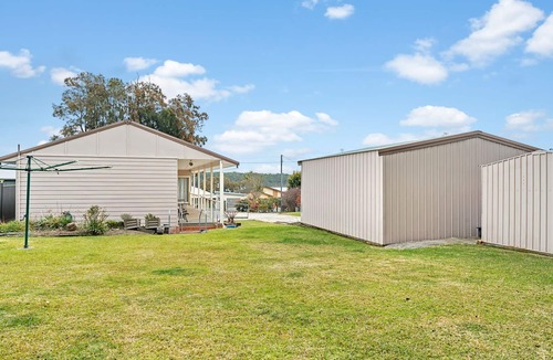 Erowal Bay House | Basin Escape by Book Jervis Bay - short walk to the waters edge.