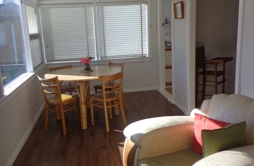 Batehaven House | Batehaven Dog Friendly Retro beach cottage