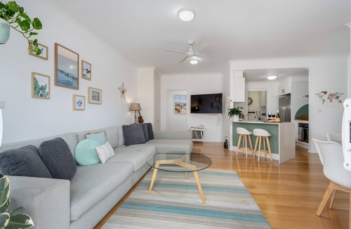 Newcastle East Apartment | "Beach City Apartment" 5* location-2BR+2Bath+Garage+80m to Beach