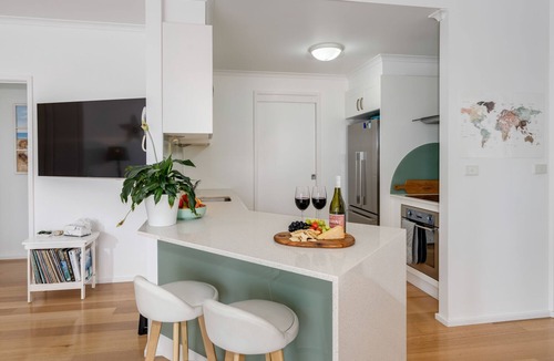 Newcastle East Apartment | "Beach City Apartment" 5* location-2BR+2Bath+Garage+80m to Beach