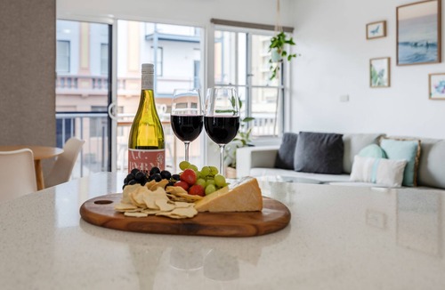 Newcastle East Apartment | "Beach City Apartment" 5* location-2BR+2Bath+Garage+80m to Beach
