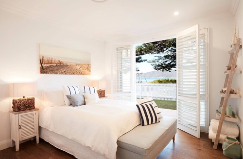 Patonga House | Beach Front House Outdoor Hot Tub Sauna Stunning Views. 1 FREE NIGHT!