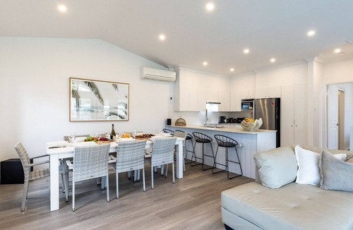 Shoal Bay House | Beach Haven, 3a Messines Street - 4 Minute walk to the beach, WiFi , Air Con