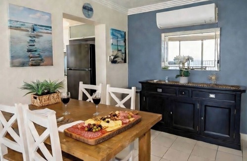 Main Beach Apartment | Beachfront 2BR Stunning Views Balcony Heated Pool