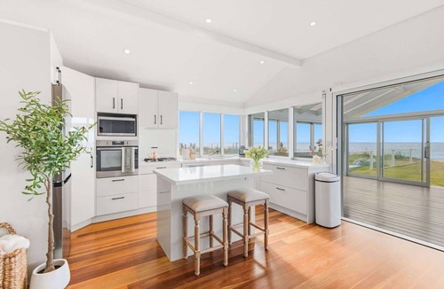 Collaroy Beach House | Beachfront Oasis - 4 Bed Family House with Spa