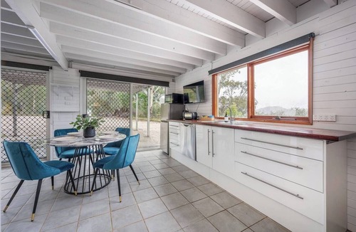 Riverlea Cottage | Bear Cottage Eco Escape in the Hills of Riverlea