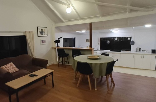 Clunes House | Beautiful Byron hinterland retreat. 20 mins to Byron Bay, Bangalow and Ballina.