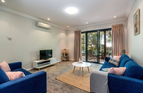 Calare Apartment | Beautiful "Claremont Studio" Apartment