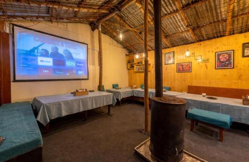 Old Manali Hotel | Beholden Stay & Cafe-Mountain View Boutique Stay in Old Manali