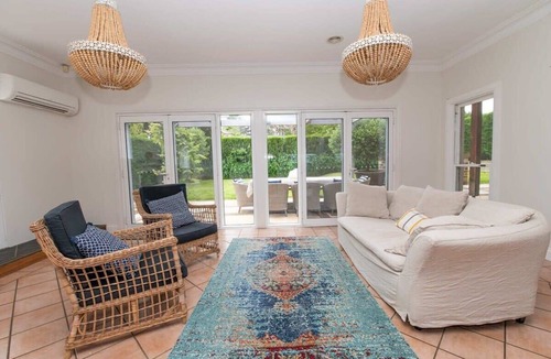 Bletchington House | Benview Cottage. Pizza Oven + Fire. Orange CBD