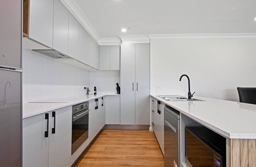 Orange House | Bligh St Bliss. Mountain Views. Family Home.