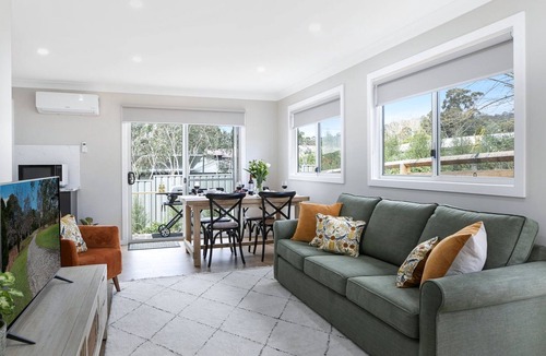 Mittagong Cottage | Blue Hen – A charming and central cottage