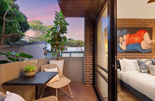 Petersham Apartment | Blue Willow - Cosy Hideaway with Everyday Comfort