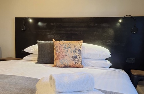 Waratah West House | Blue Wren Lodge Waratah - 10 Bedrooms / 10 Bathrooms