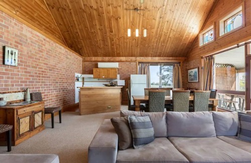 Lovedale House | Bluebush Estate - 11 Bedrooms - In the heart of Lovedale Hunter Valley!