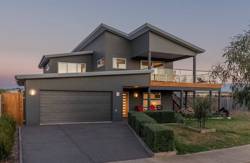 Cowes House | Boardwalk Boulevard, Spacious 4 bedroom house, lake view, walk to beach