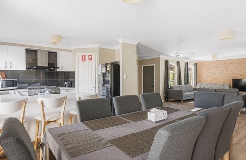 Boambee East House | Boater's Retreat - pet friendly, right off the M1