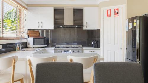 Boambee East House | Boater's Retreat - pet friendly, right off the M1