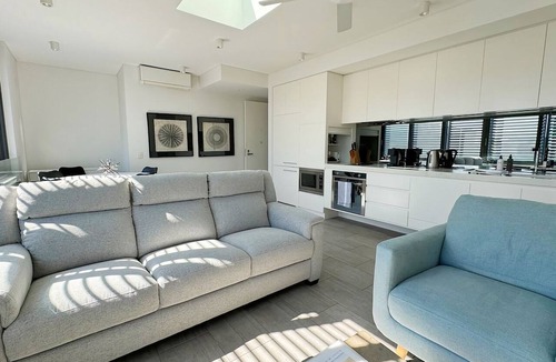 Bondi Beach Apartment | Bondi Beach Escape, Steps to Sand & Café