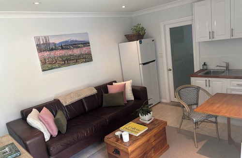 Leichhardt Cottage | Boutique Garden Cottage | Pool & BBQ| Free Parking | Public Transport