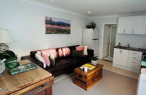 Leichhardt Cottage | Boutique Garden Cottage | Pool & BBQ| Free Parking | Public Transport