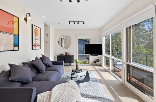 Lorne House | Boxy's Beach House: Perfect Location - Sea ViewsPeace & Quiet - Walk Anywhere