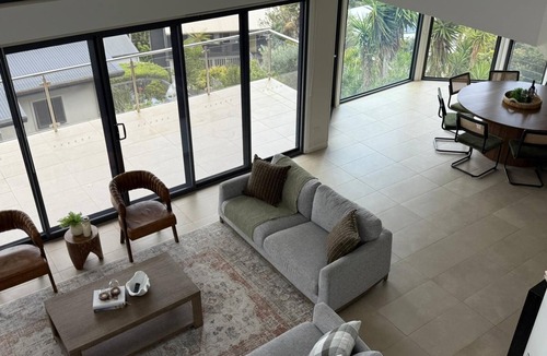 Copacabana House | Breathtaking views at Vista by the Sea